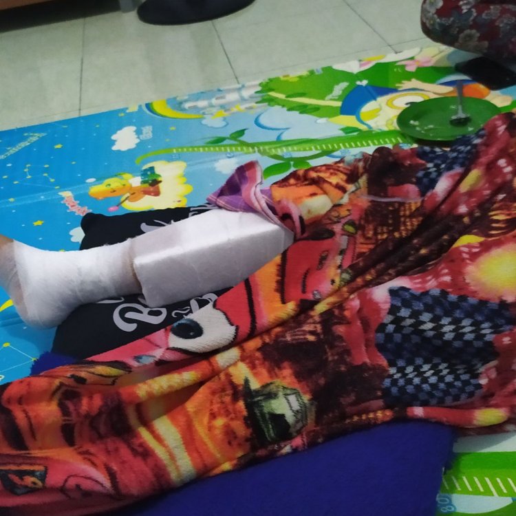 Korban yang tertimpa Baliho Salah Satu Calon Bupati  Ratu - Najib diberikan biaya pengobatan untuk kesembuhan