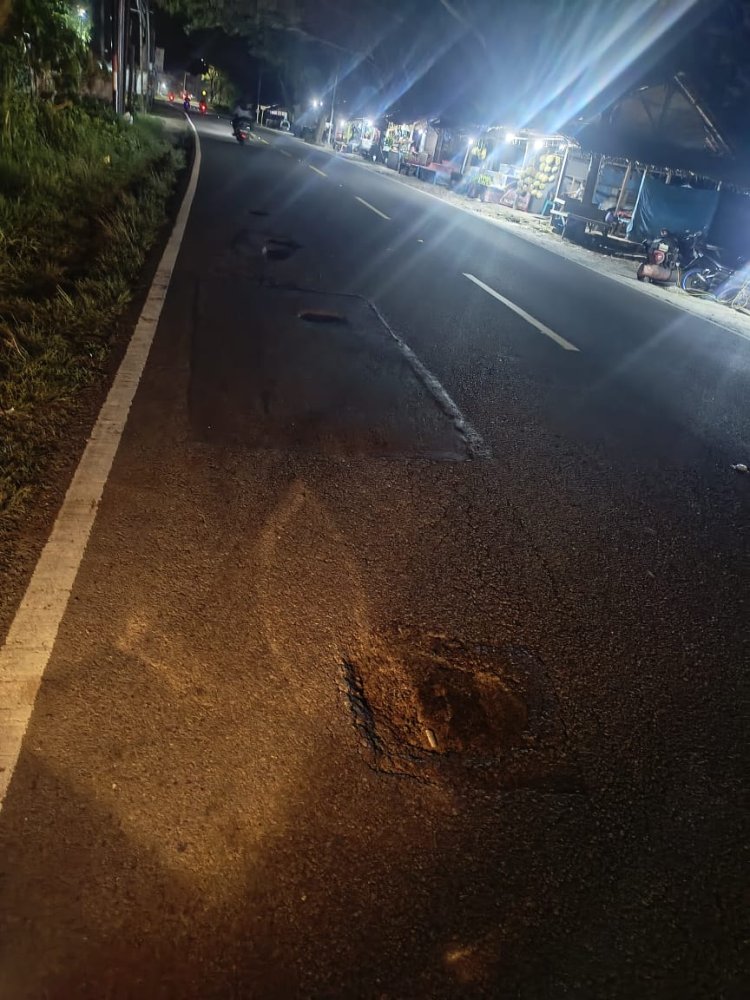 Jur Kawasan Wisata Pantai Anyer - Cinangka banyak Jalan Berlubang dan lampu PJU Padam