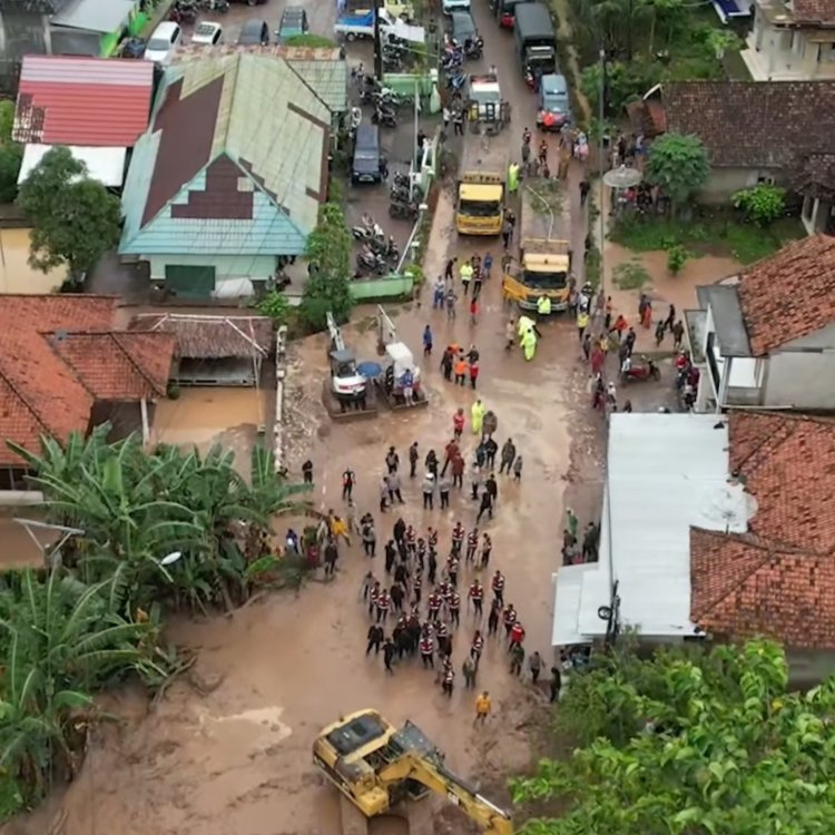 Jalan Raya Serang - Padarincang Tertimbun Tanah Longsor akibat Hujan Deras Semalaman