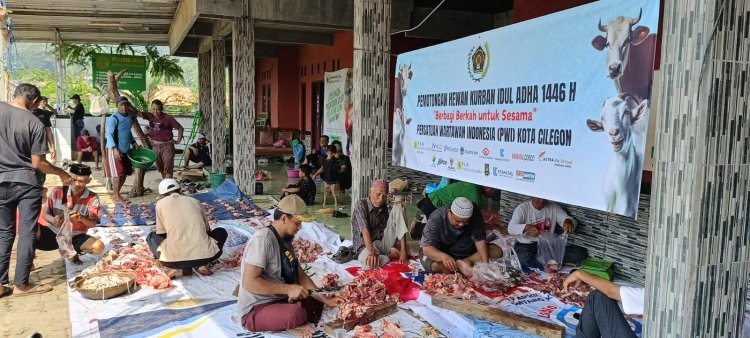 PWI Kota Cilegon Sembelih dan Salurkan Daging Kurban kepada Warga dan Santri Majlis Miftahush Shudur 