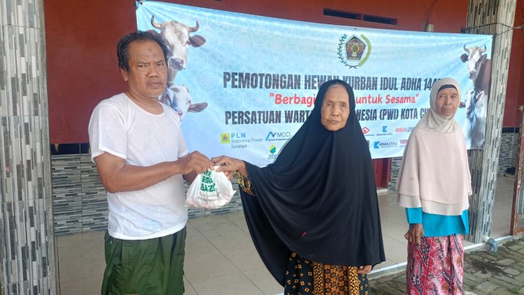 PWI Kota Cilegon Sembelih dan Salurkan Daging Kurban kepada Warga dan Santri Majlis Miftahush Shudur 