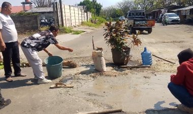 Warga Gunung Sugih Gotong Royong Perbaiki Jalan Rusak Secara Swadaya