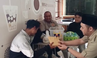 Jual Gorengan Keliling Sambil Kuliah, Mahasiswa Garut Ini Dapat Hadiah Wisuda dari Prabowo