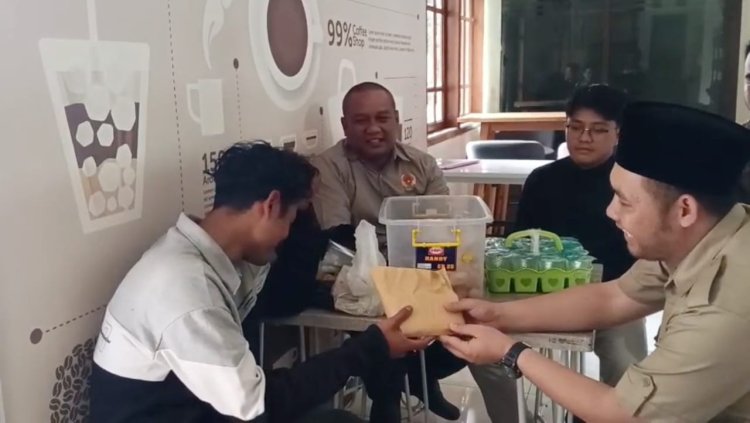 Jual Gorengan Keliling Sambil Kuliah, Mahasiswa Garut Ini Dapat Hadiah Wisuda dari Prabowo