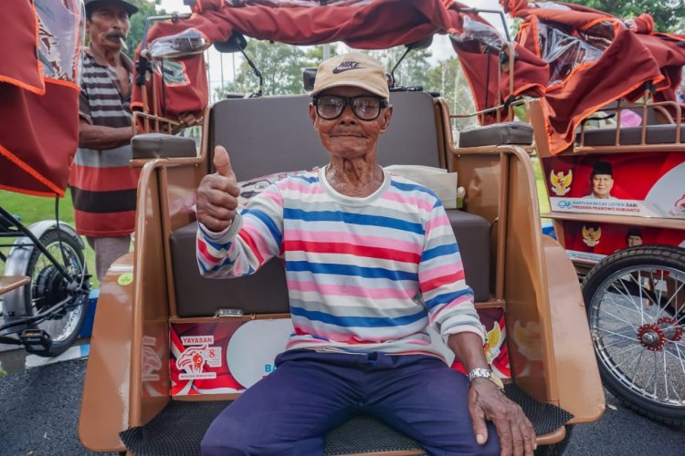 Kakek 89 Tahun Dapat Becak Listrik dari Prabowo, Lansia Tetap Berdaya
