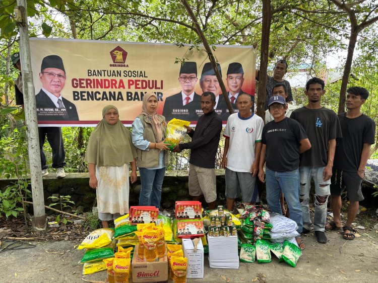 Kader Gerindra Gotong Royong Bantu Warga Terdampak Banjir di Medan