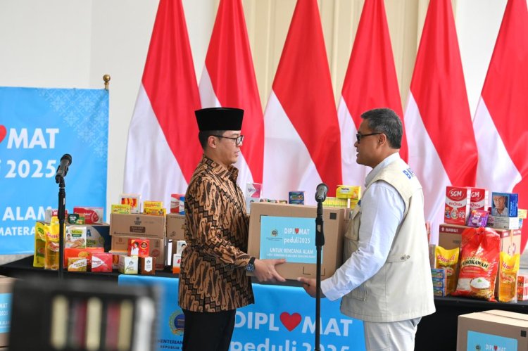 Menlu Sugiono Salurkan Bantuan Diplomat Peduli 2025 untuk Korban Bencana Sumatera Melalui BNPB