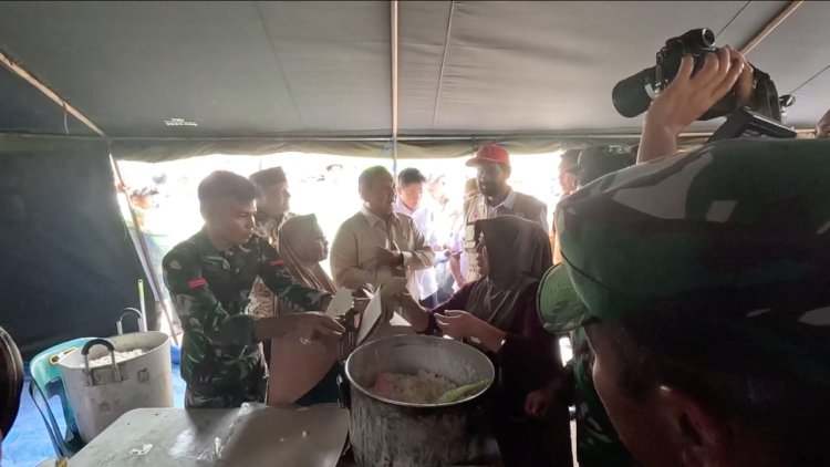 Momen Prabowo Makan Masakan Warga Pengungsi Saat Cek Dapur di Aceh, Pastikan Gizi Dan Kelayakan