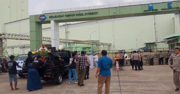 Massa Aksi di Kawasan Industri Cilegon, Desak Perusahaan Pekerjakan Kembali Karyawan