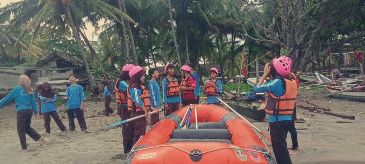 Pramuka Penggalang MTs Al-Khairiyah Tambang Ayam Ikuti Latihan Rafting dan Penyelamatan Air di Pantai Patra Jasa Anyer