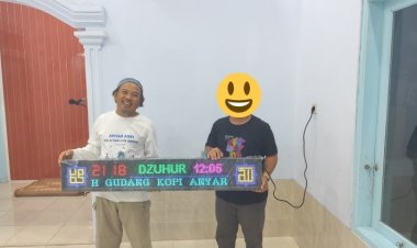 Infoanyer Salurkan Jam Digital Jadwal Sholat ke Mushola di Anyer dan Cinangka