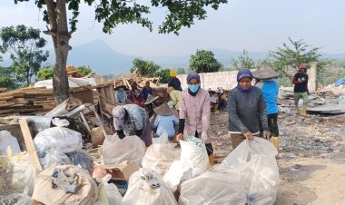 Kepedulian Terhadap Lingkungan, PT. TMT Perdayakan Warga Setempat Memilah dan Memilih Sampah Limbah Sisa Industri