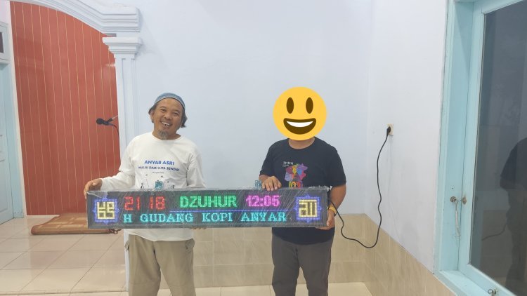 Infoanyer Salurkan Jam Digital Jadwal Sholat ke Mushola di Anyer dan Cinangka