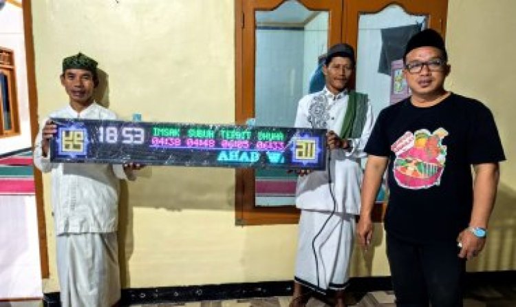 Infoanyer Salurkan Jam Digital Jadwal Sholat ke Mushola di Anyer dan Cinangka