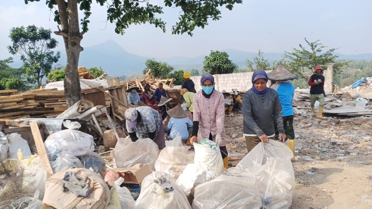 Kepedulian Terhadap Lingkungan, PT. TMT Perdayakan Warga Setempat Memilah dan Memilih Sampah Limbah Sisa Industri