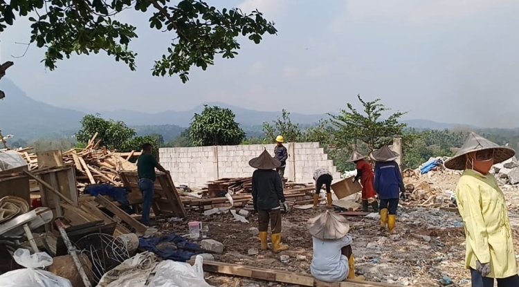 Kepedulian Terhadap Lingkungan, PT. TMT Perdayakan Warga Setempat Memilah dan Memilih Sampah Limbah Sisa Industri