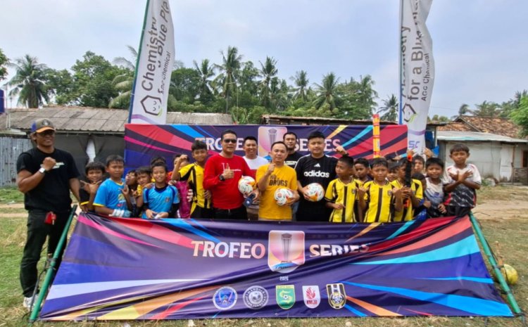 Anyer Peduli Berikan Bantuan Bola dan Peralatan Latihan untuk Dukung Kita Football Akademi yang berhomebase di Lapangan Aduder Pegadungan Anyer.