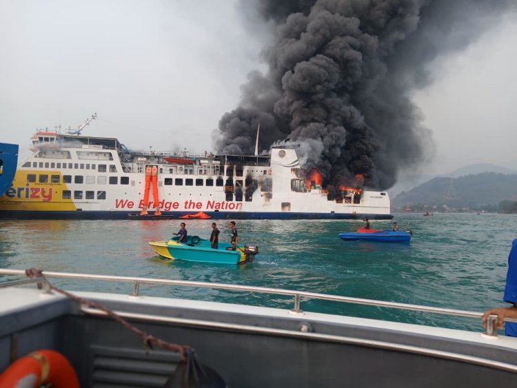 Kepanikan di Selat Sunda: KMP Batu Mandi Dilalap Api, Evakuasi Masih Berlangsung